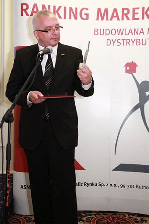 Paweł Muszyński z firmy Fakro z nagrodą - Złotą Budowlaną Markę Roku 2012 w kategorii Okna Dachowe