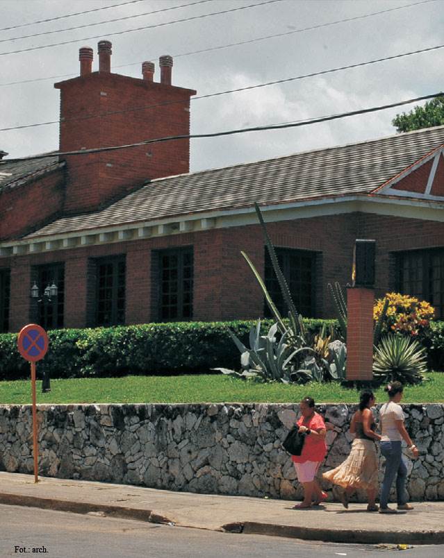 Fot. 2. Przykład wywietrzników grawitacyjnych na budynku w Hawanie.