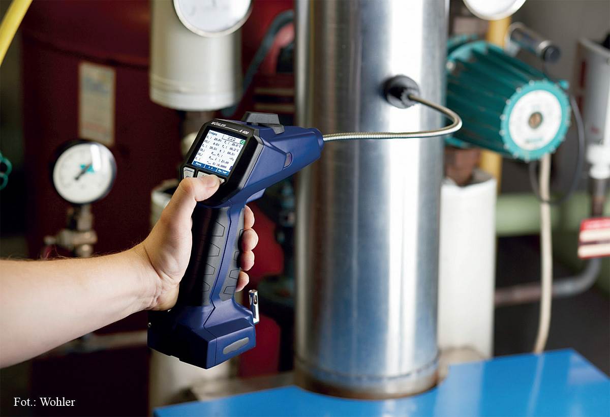 FOT. 1. Analizator A400L niemieckiej firmy Wöhler wyróżnia się ergonomicznym, dopasowanym do dłoni kształtem. Intuicyjne menu obsługiwane jest za pomocą 4 przycisków. Kolorowy, czytelny wyświetlacz z funkcją zoom pokazuje 12 wartości pomiarowych jednorazowo. Wbudowany graficzny asystent regulacji przedstawia wartości w postaci wykresu znacznie ułatwiając pracę. Urządzenie zostało wyposażone w silne magnesy oraz gumową obudowę ochronną.