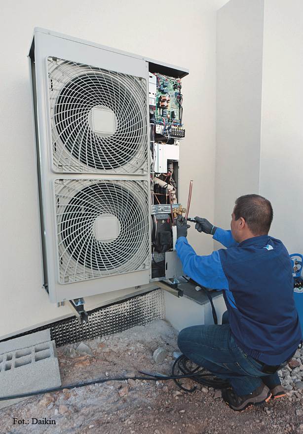 Fot. 3. Przed montażem jednostki zewnętrznej na elewacji budynku wielorodzinnego należy uzyskać zgodę administratora lub wspólnoty mieszkaniowej. 