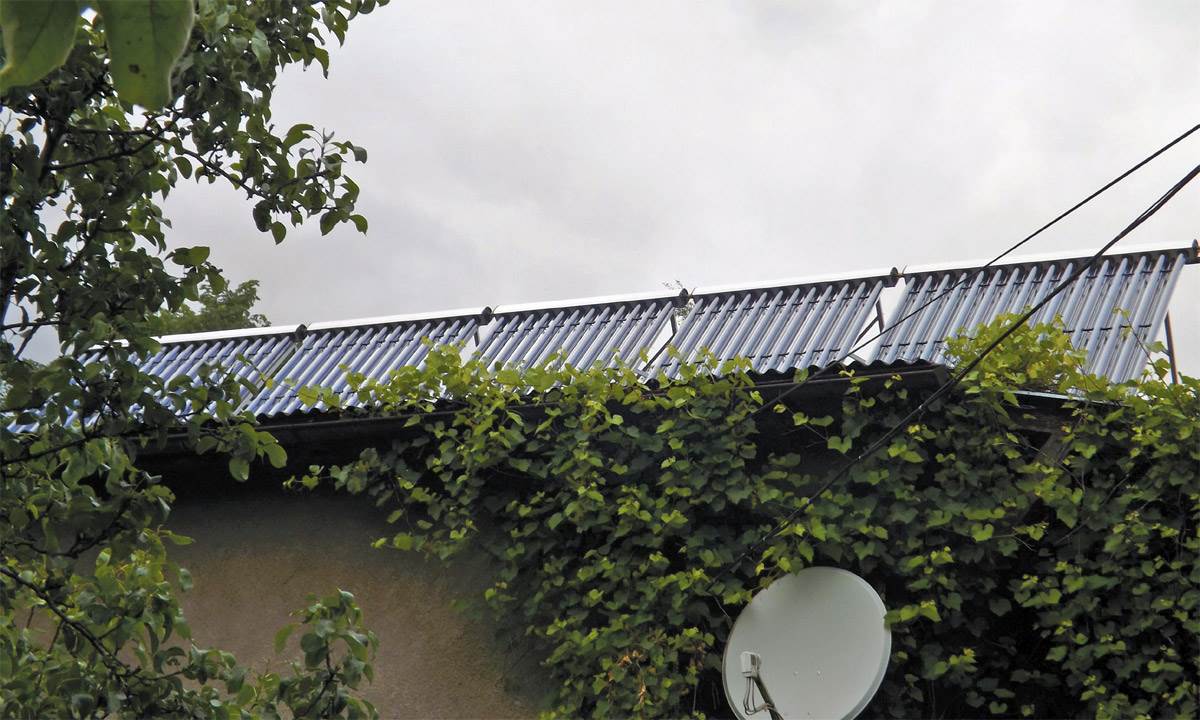 FOT. 5. W przypadku większych instalacji składających się z kilku, kilkunastu pól kolektorowych optymalizacji przepływu płynu solarnego należy dokonać na każdym z pól. W tym celu należy zastosować układ Tichelmana lub zawory równoważące przepływ dla każdego pola. Fot.: Caldoris