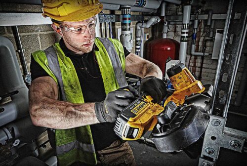 Idealne cięcie nową pilarka taśmową DEWALT