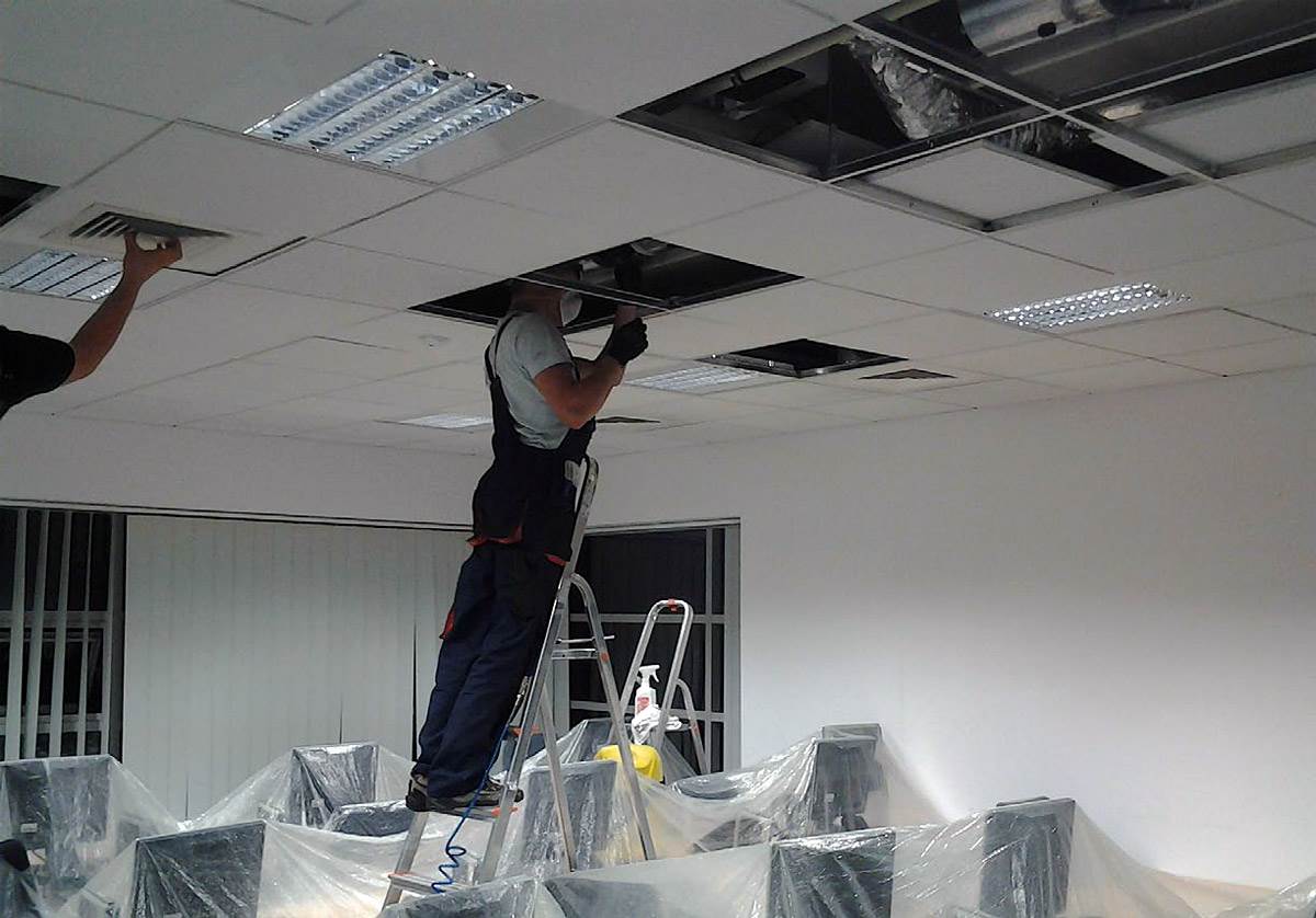 Fot. 1. Pierwszym etapem prac jest wizualna kontrola wnętrza przewodów. Fot. Clinikka