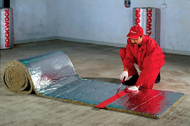 Fot. 5. Najpowszechniejszą metodą mocowania płyt i mat do kanałów wentylacyjnych jest ich klejenie bezpośrednio na powierzchnię przewodów. Warunkiem jest, by powierzchnia była sucha, czysta i odtłuszczona. W zdecydowanej większości materiały izolacyjne oferowane są z gotową warstwą kleju, która upraszcza montaż do minimum. Izolacja kanałów wentylacyjnych. Fot. ROCKWOOL