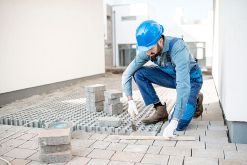 Czy warto samodzielnie układać płyty chodnikowe?