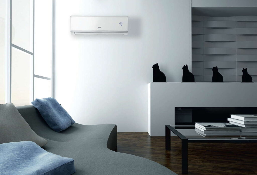 Fot. 2. Zastosowanie funkcji I feel umożliwia odczyt temperatury w pomieszczeniu z czujnika w pilocie. Klimatyzator jest w stanie dzięki temu jeszcze precyzyjniej kontrolować temperaturę w otoczeniu ludzi. Fot. GREE/FREE POLSKA