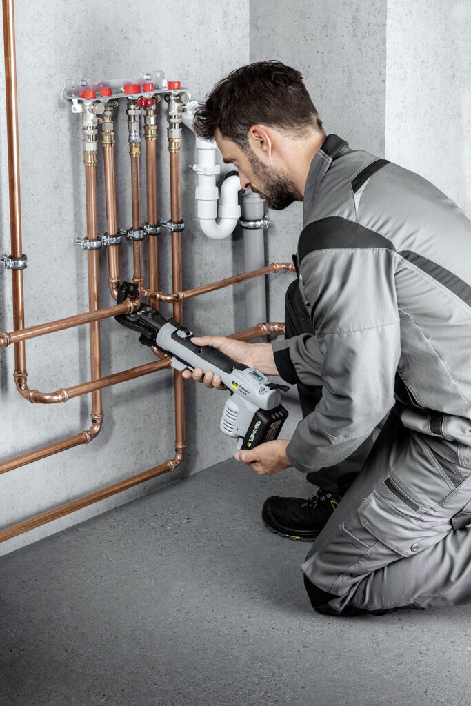 Kompaktowy Viega Pressgun Picco 6 jest pełnowartościową alternatywą, a zarazem wydajnym i poręcznym narzędziem w przypadku wszystkich mniejszych instalacji. Mocowanie szczęk zaciskowych obraca się o 270°, co ułatwia pracę w trudno dostępnych miejscach.