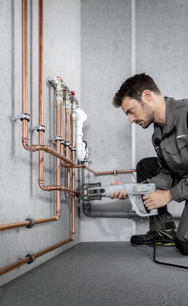 Pressgun 6B to całkowicie zmodernizowana zaciskarka, podłączana do zasilania sieciowego. Charakteryzuje się niezwykle wytrzymałymi podzespołami mechanicznymi i wyjątkowo łatwą obsługą.