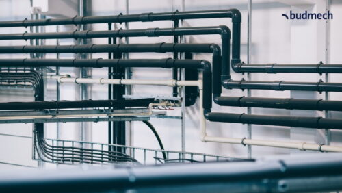 Rurociągi z tworzyw sztucznych czy ze stali? Zalety PVC i PE