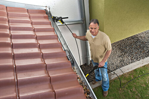Jak dbać o rynny? Drożność i szczelność rynien