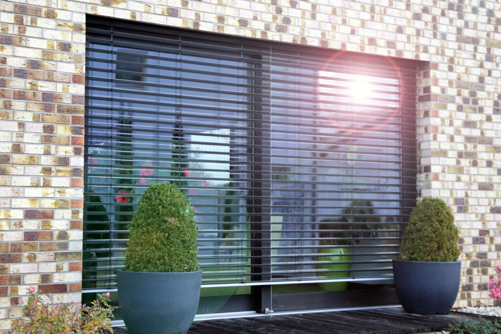 Dlaczego warto zdecydować się na montaż żaluzji zewnętrznych?