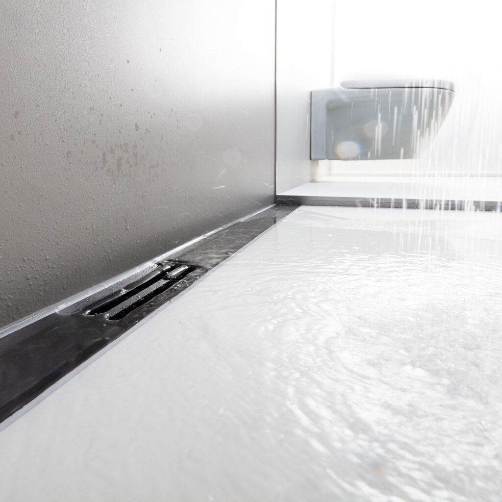 Odpływ Advantix Cleviva można umieścić w dowolnym miejscu strefy prysznica, na przykład przy samej ścianie. Eleganckie ruszty dostępne są w modnych obecnie kolorach, takich jak czarny szczotkowany.