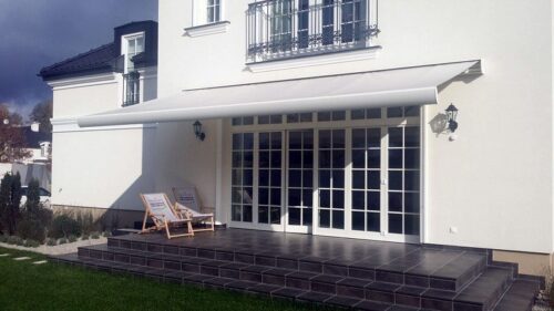 Markizy balkonowe elektryczne – wygodna osłona przed słońcem i deszczem!