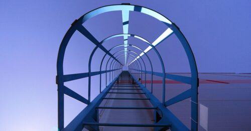 Kiedy istnieje obowiązek instalacji drabin ewakuacyjnych i jak zrobić do prawidłowo?