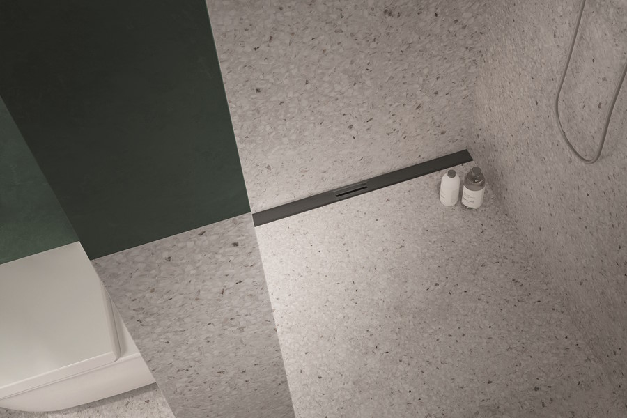 Wąska łazienka: optymalne wykorzystanie przestrzeni z systemem podtynkowym i prysznicem bez brodzika