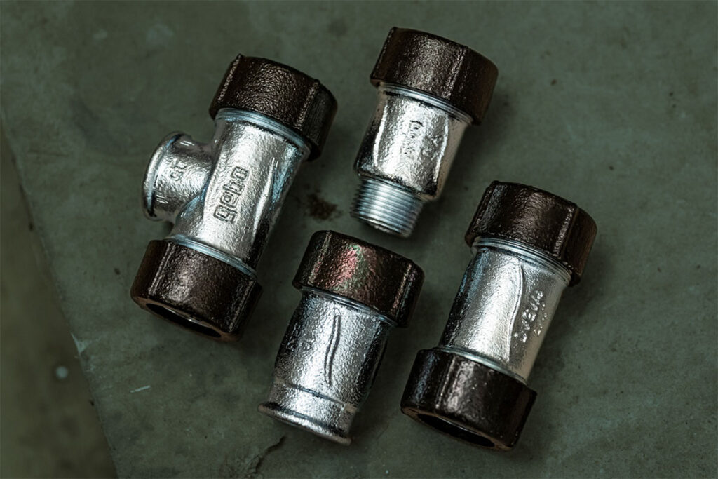 Uniwersalne żeliwne złączki zaciskowe GEBO Quick