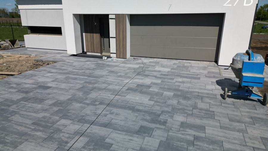 Jak dbać o kostkę brukową w garażu? Praktyczne porady