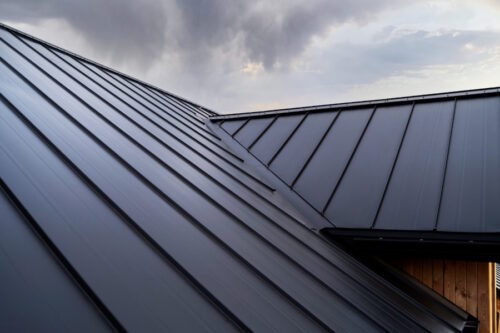Blacha na dach – wybierz trwałe i estetyczne pokrycie dachowe