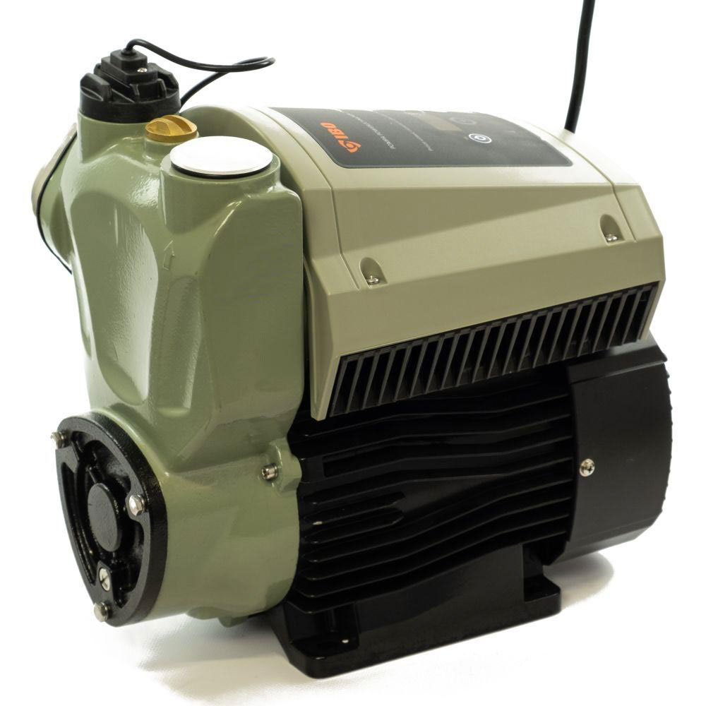 W pompach hydroforowych wbudowana przetwornica częstotliwości odpowiada za sterowanie pracą silnika, dostosowując jego prędkość obrotową do zróżnicowanych warunków działania instalacji wodnych i zmiennego zapotrzebowania na wodę