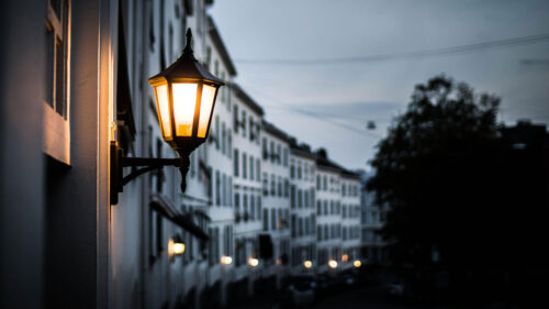 Jakie lampy na elewację to strzał w dziesiątkę? Podpowiadamy, jak je wybrać