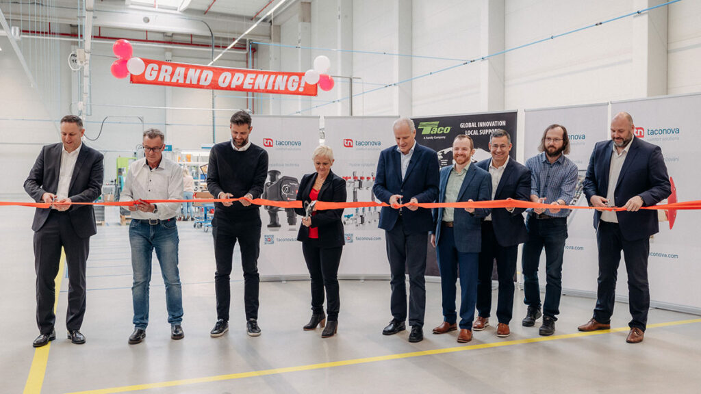 Ceremonia przecięcia wstęgi z okazji uroczystego otwarcia nowego zakładu produkcyjnego Taconova w Boršovie w Czechach