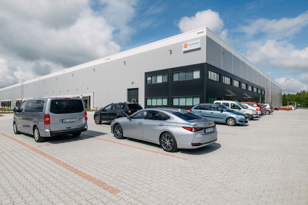 Nowy zakład produkcyjny wraz z zapleczem magazynowym firmy Taconova Production s.r.o. w Garbe Park koło Boršova w Czechach Południowych.