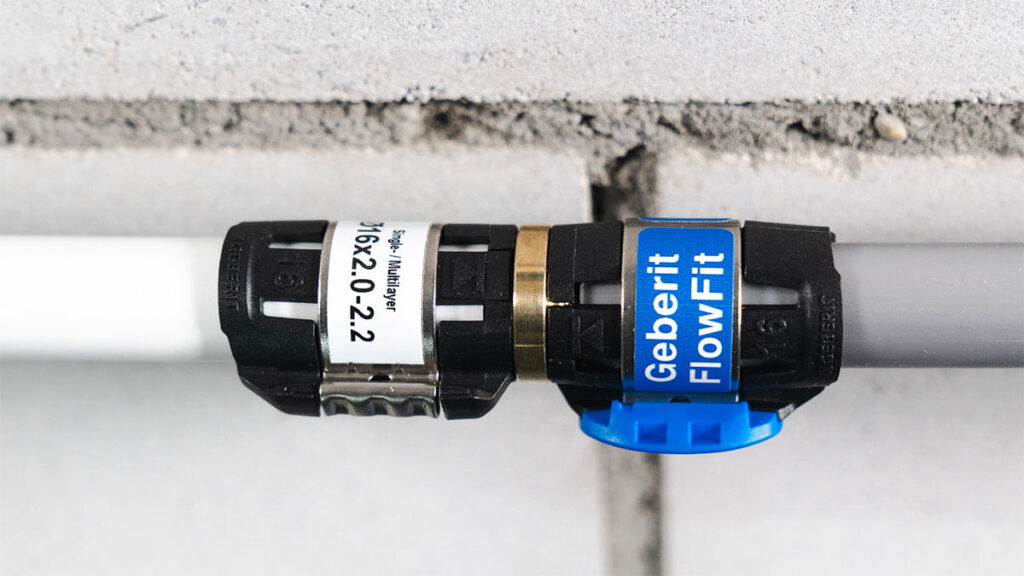 Adapter łączący system Geberit FlowFit z systemami innych producentów.