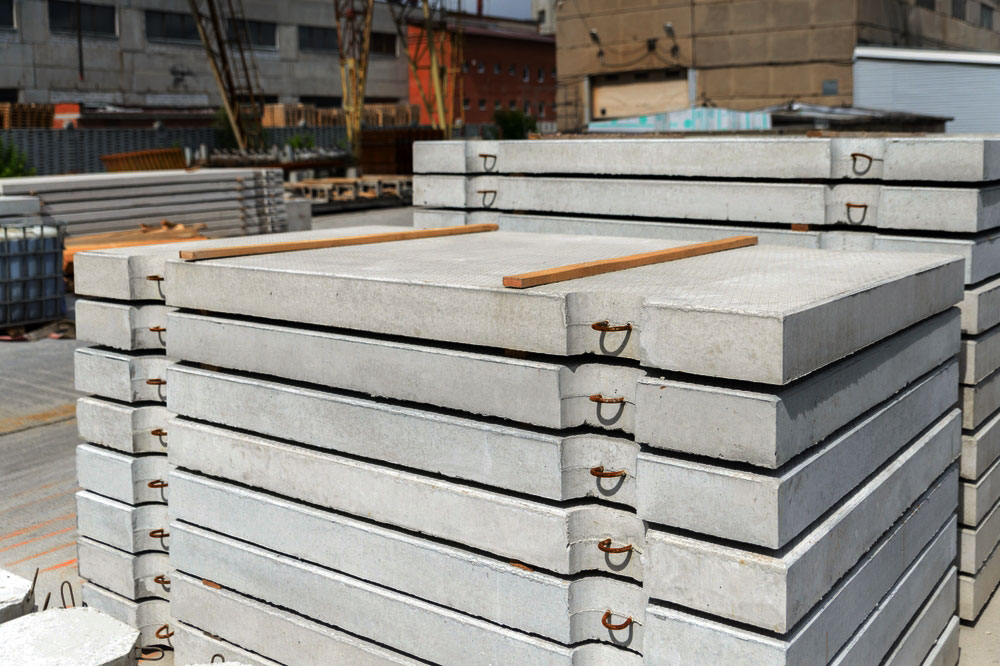 Stos płyt drogowych betonowych