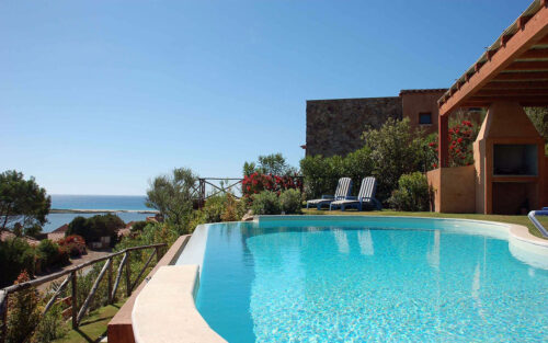 Basen ogrodowy na noc – jak stworzyć magiczny klimat za pomocą oświetlenia?