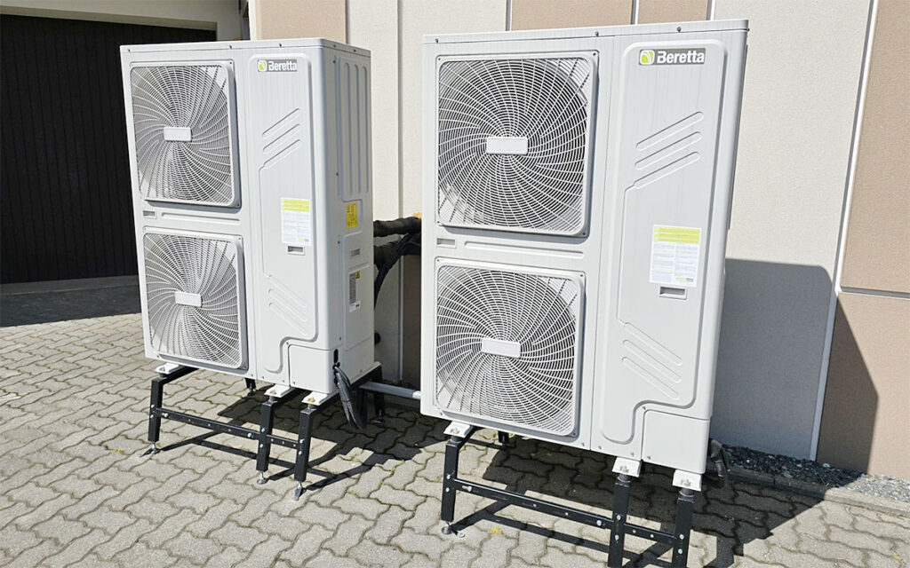 Fot. 1. Dwie pompy ciepła HYDRO UNIT M 030T w budynku biurowym w Osielsku