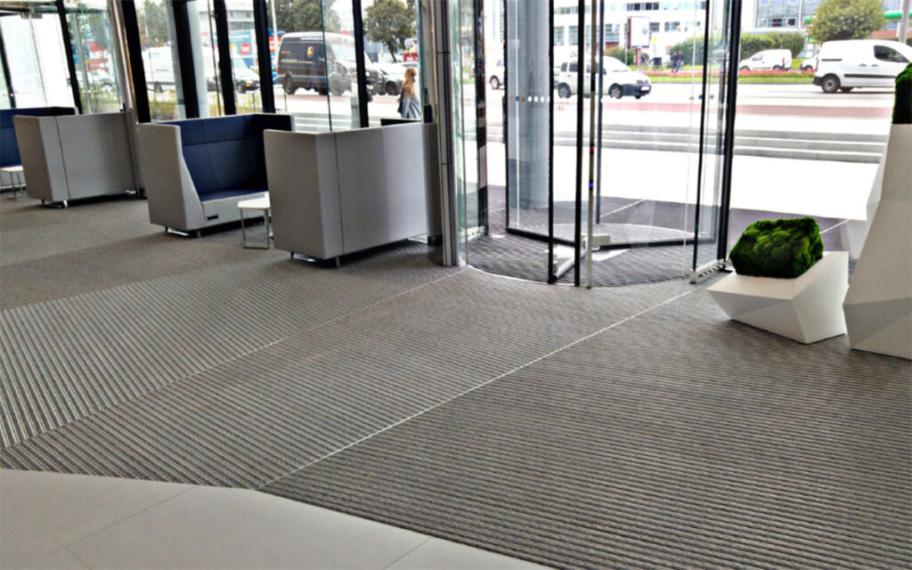 wycieraczki systemowe wewnętrzne w biurowcu