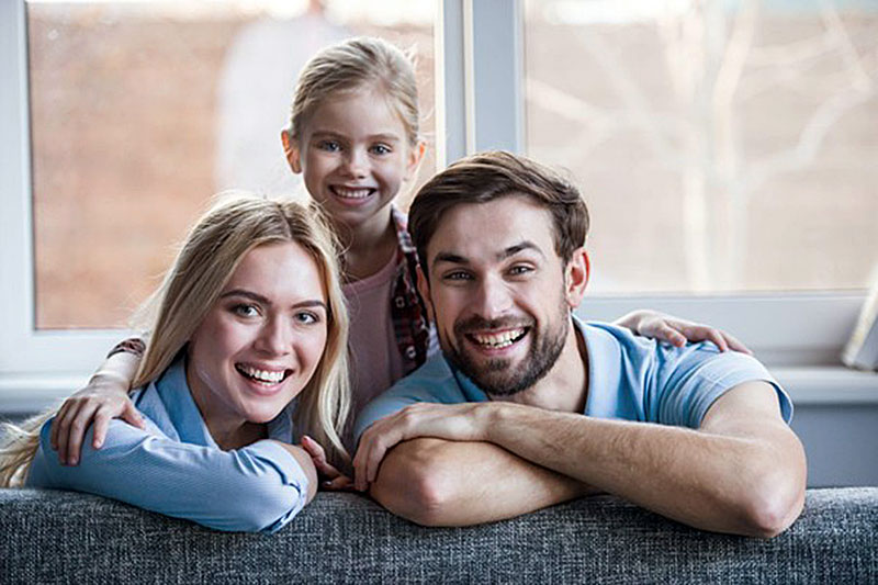 uśmiechnięta rodzina w domu