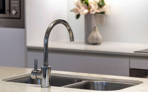 Jak wybrać zlew dwukomorowy? Kluczowe kryteria, które warto znać