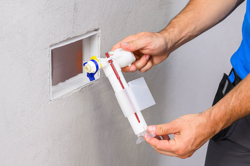 Fot. Zawór spustowy i zawór napełniający w stelażu podtynkowym Roca Duplo S można łatwo wyjąć i wyregulować bez użycia narzędzi