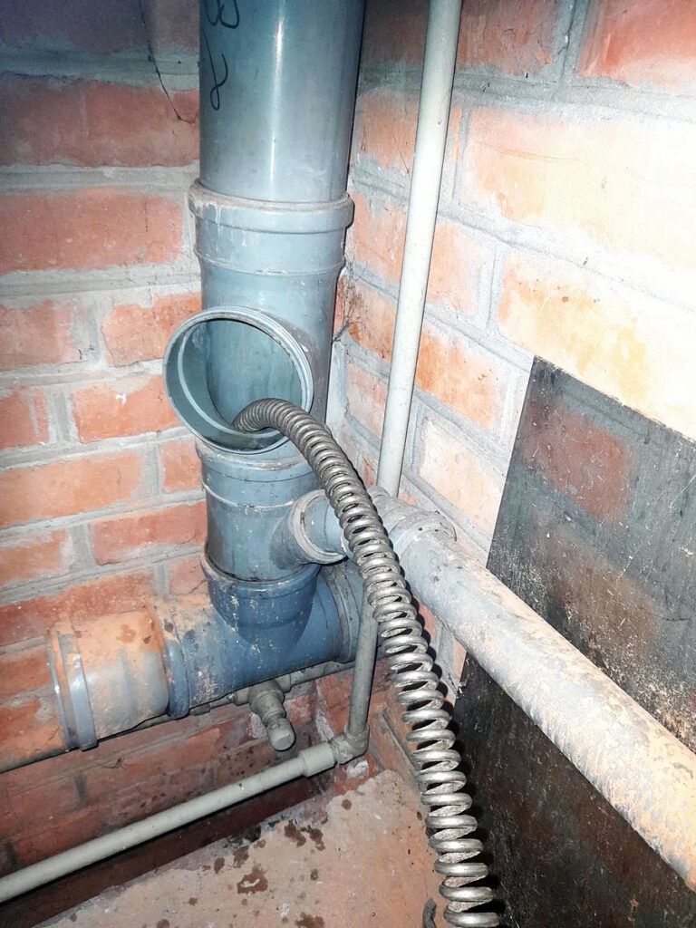 Czyszczak w piwnicy, tuż nad miejscem, gdzie pion przechodzi w poziom.